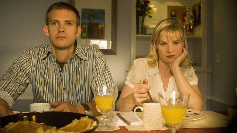 John and Amy at an awkward family dinner in Sleeping Dogs Lie (2006)