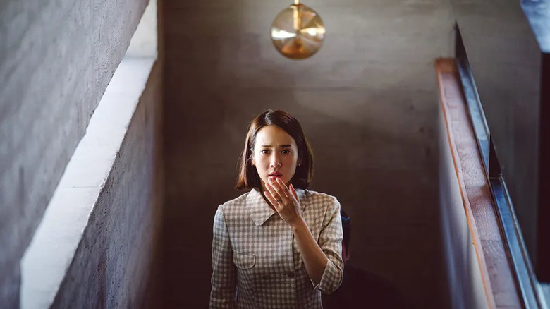 Yeon-gyo coming up the stairs looking scared in Parasite