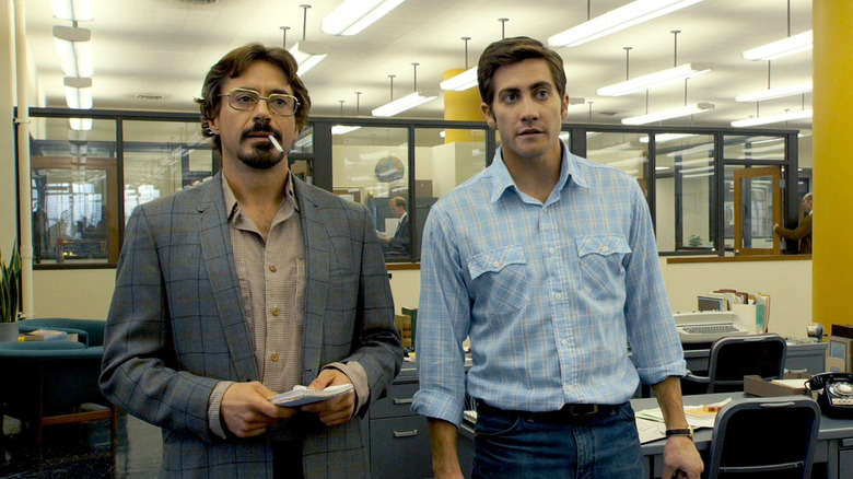 Robert Graysmith and Paul Avery standing in a newspaper office in Zodiac (2007)