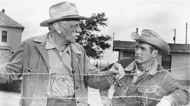 Hud conversing with his father against a fence in Hud (1963)
