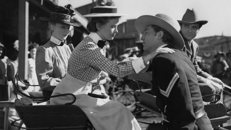 Jeb talking to Thorley in Pursued (1947)