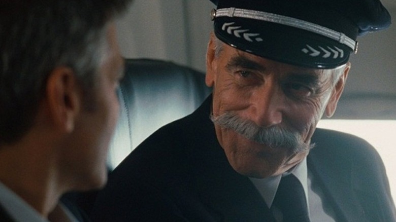 Maynard Finch having a chat with Ryan Bingham in Up in the Air (2009)