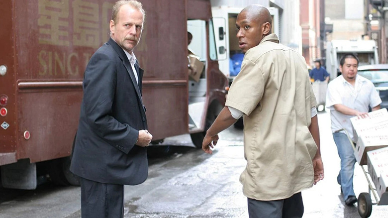 Jack and Eddie on the street in 16 Blocks