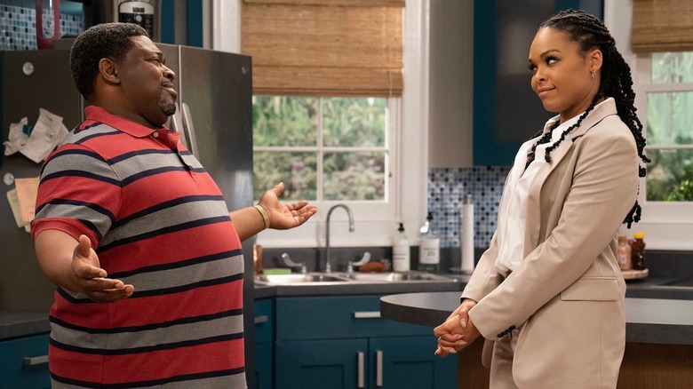 Curtis shrugs at Janine in the kitchen in House of Payne (2006)