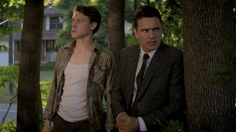 Lee and Hames hiding behind a tree in 11.22.63