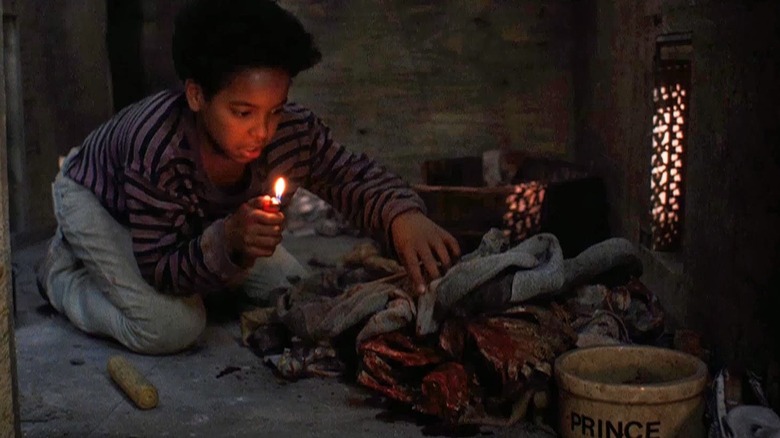 Fool exploring between the walls in The People Under the Stairs (1991)