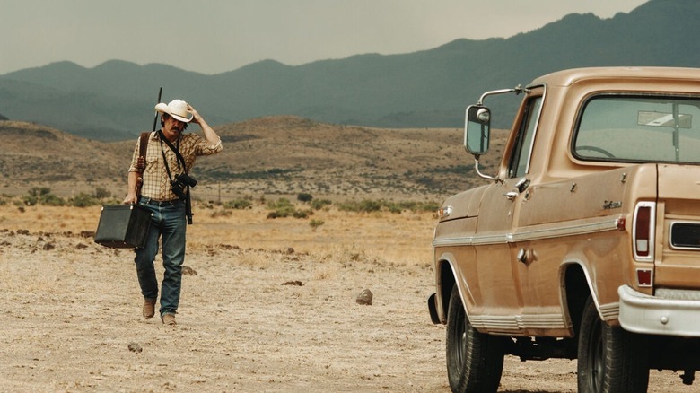 Llewyln Moss walking back to his truck with the money in No Country for Old Men (2007)