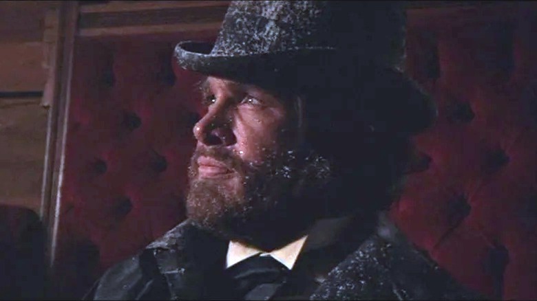McCabe with his hat covered in snow in McCabe & Mrs. Miller