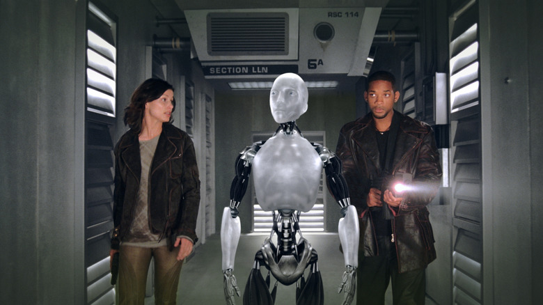 Del Spooner and Sonny reluctantly working together in I, Robot (2004)