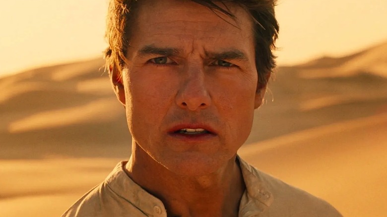 Nick Morton looking concerned in the desert in The Mummy (2017)