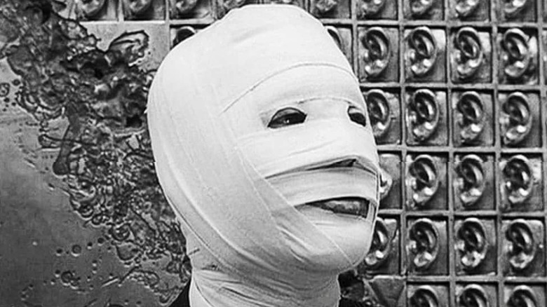 Mr. Okuyama before surgery in The Face of Another (1966)