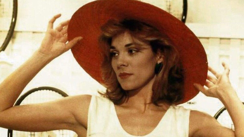 Emmy tries on a hat in "Mannequin" (1987)