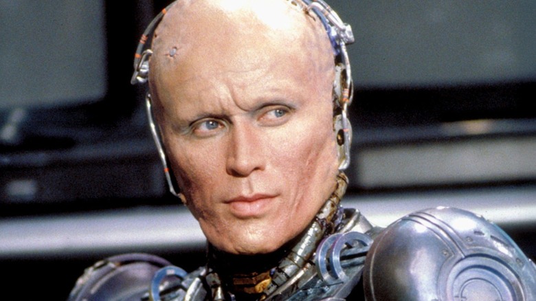 RoboCop looking around in RoboCop (1987)