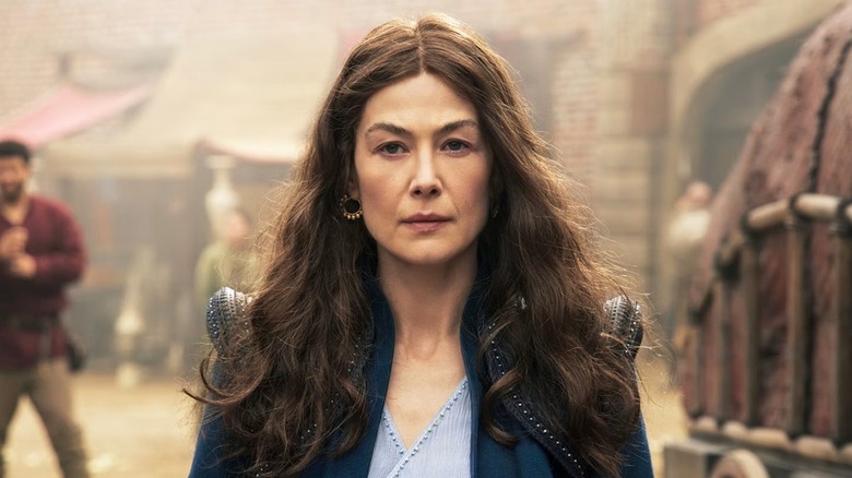 Moiraine Damodred staring ahead in The Wheel of Time