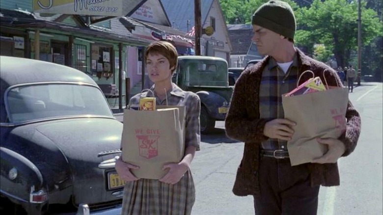 T'Pol and another Vulcan carrying groceries in a parking lot in "Star Trek: Enterprise"