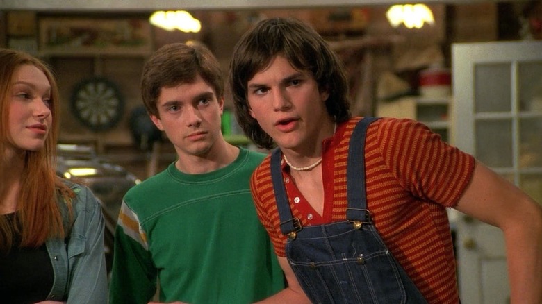 Eric Forman and Donna Pinciotti watch Michael Kelso in "That '70s Show"