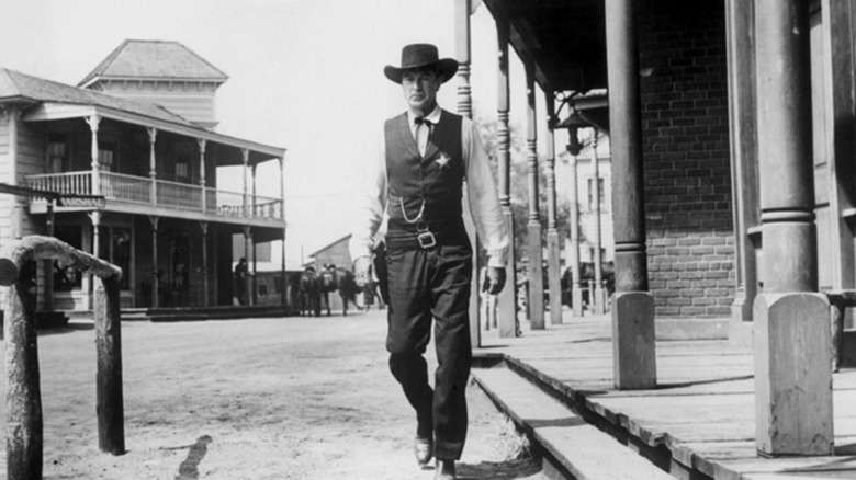 Marshall Will Kane walking through town in High Noon (1952)