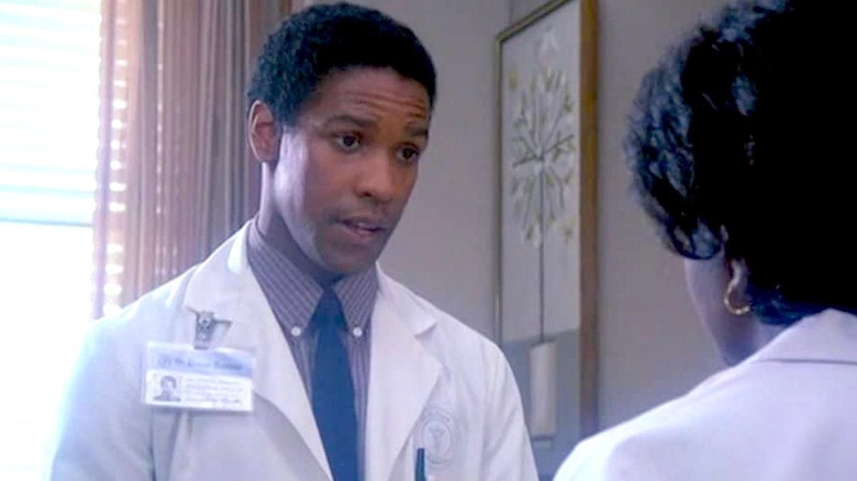 Dr. Chandler talking to a woman in St. Elsewhere (1982)