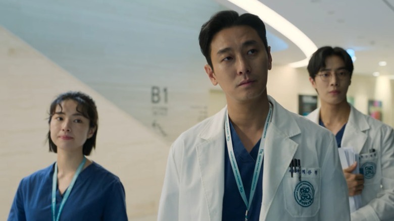 Cheon Jang-mi, Baek Kang-hyuk and Yang Jae-won walking through a hospital corridor on "The Trauma Code: Heroes on Call" (2025)