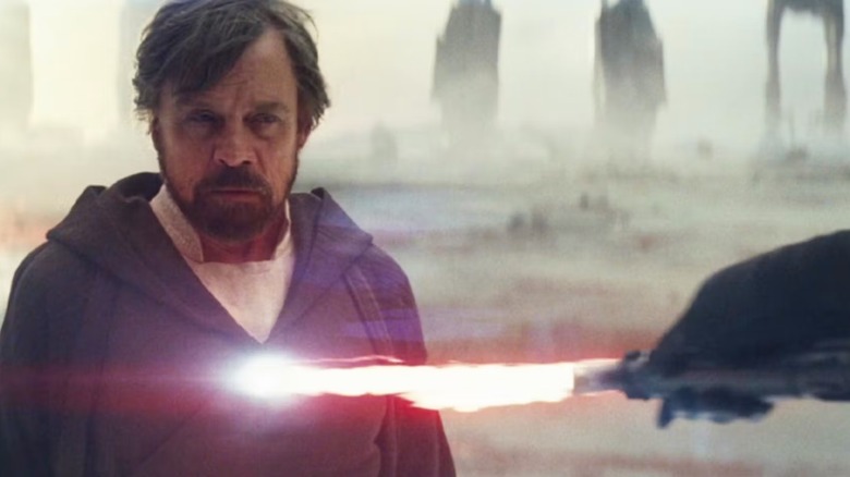The Force Projection of Luke Skywalker ignores a lightsaber stab in "The Last Jedi"