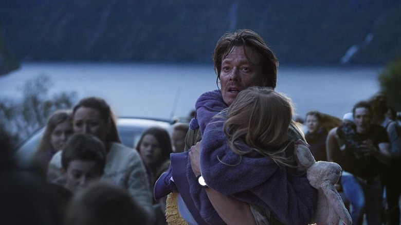 Families try to evacuate their town in The Wave (2015)