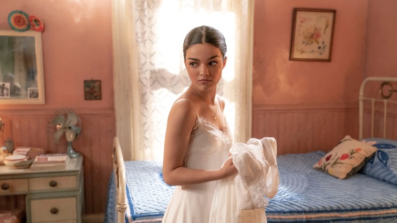 Maria holding her dress in her room in West Side Story (2021)