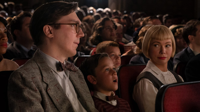 Sammy Fabelman sitting with his parents in a movie theater in The Fabelmans (2022)