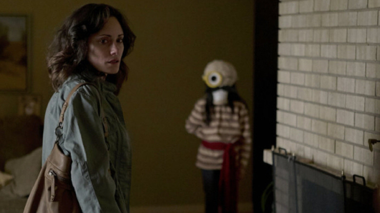 A child dressed up behind Jessica Yolen in 