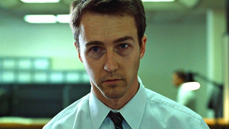 The narrator in a shirt and tie in "Fight Club" (1999)