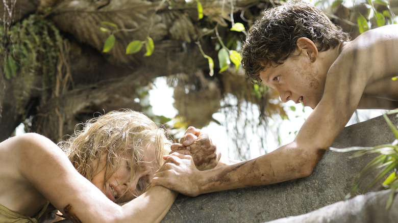 Lucas (Tom Holland) holding on to Maria's (Naomi Watts) wrist in The Impossible