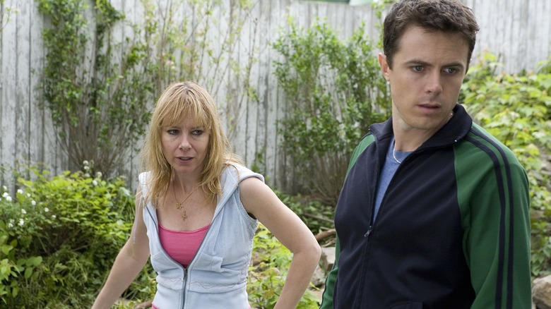 Patrick Kenzie investigating a child's kidnapping in Gone Baby Gone (2007)