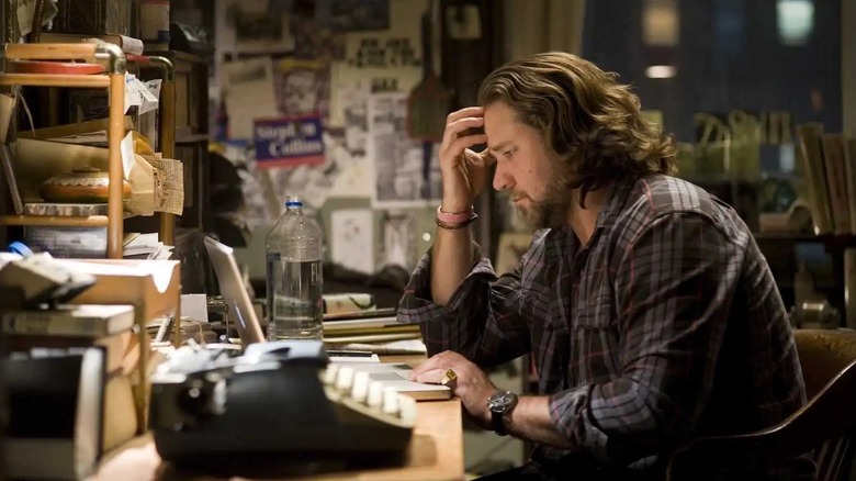 Cal McAffrey looking over the clues in State of Play (2009)