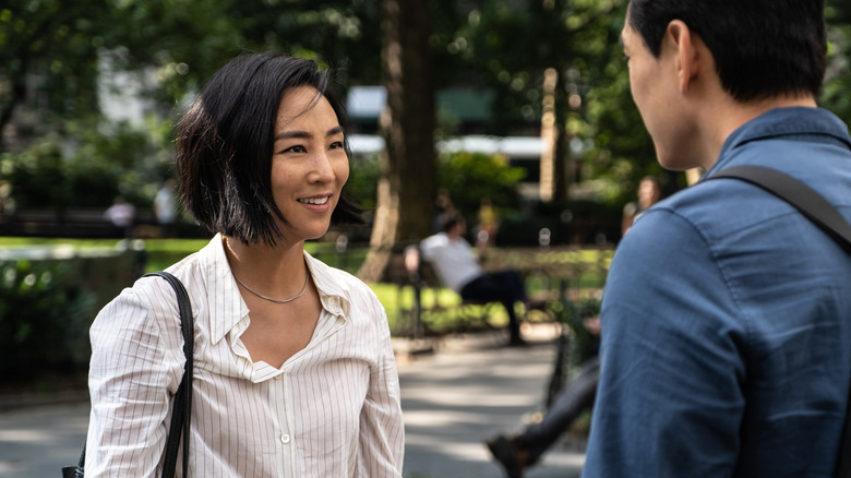 Nora talking to Hae Sung in a park in Past Lives