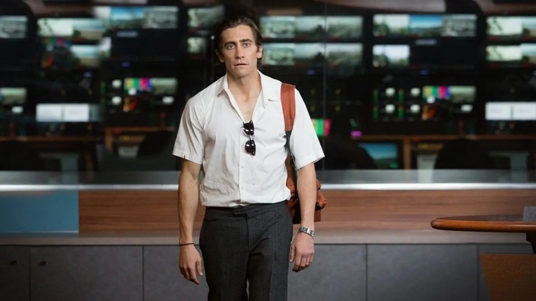 Lou Bloom standing in the TV station in Nightcrawler (2014)