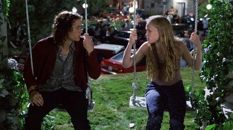 Patrick and Kat on the swing set talking in 10 Things I Hate About You