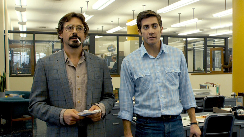 Robert Graysmith and Paul Avery chatting at a desk in "Zodiac"