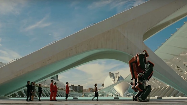 Humans gathering around a robot in Westworld