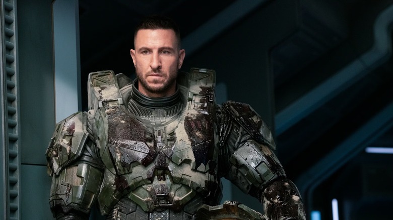 An unmasked Master Chief preparing for a new mission in Halo (2022)