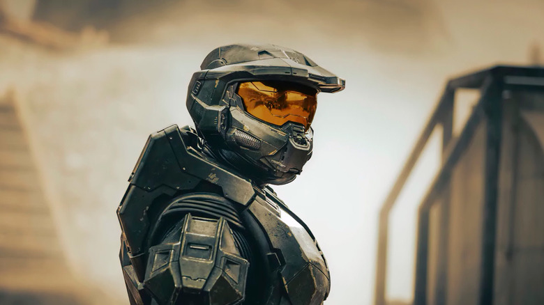 Master Chief looking to the side in Halo (2022)