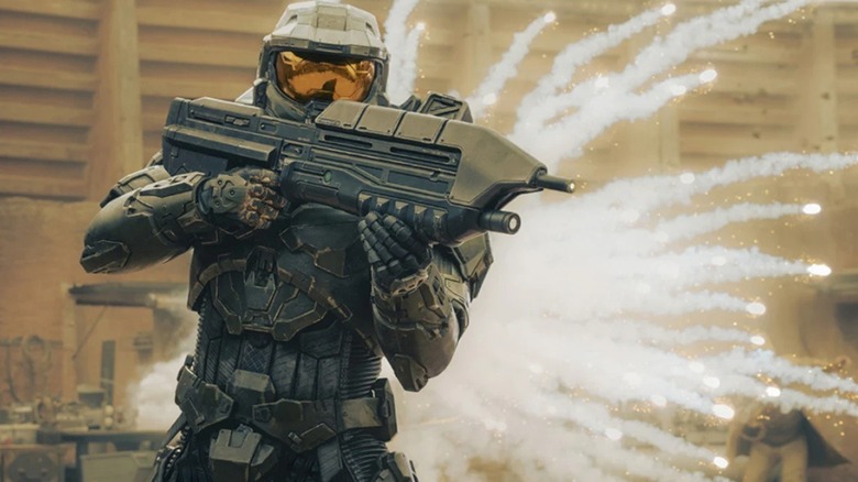 Master Chief aiming his weapon in Halo (2022)