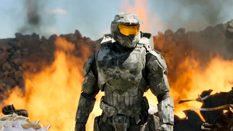 Master Chief standing in the middle of a fight in Halo (2022)