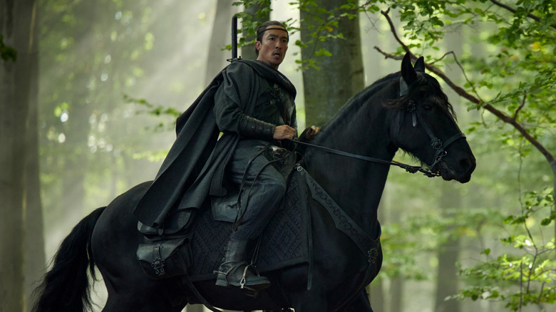 Lan Mandragoran on a horse in "The Wheel of Time" (2021-2025)