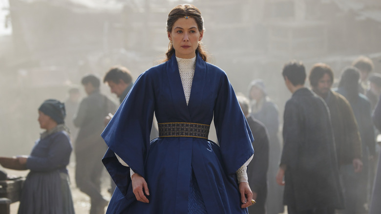 Moiraine Damodred walks through the streets in "The Wheel of Time" (2021-2025)