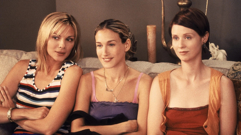 Samantha Carrie and Miranda looking at something on Sex and the City