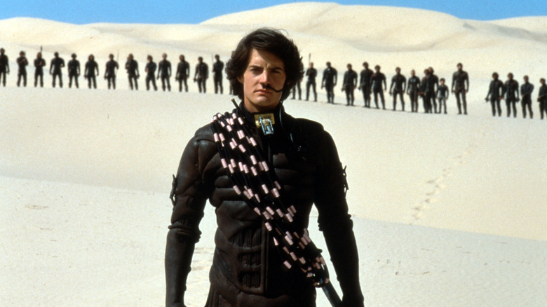 Paul Atreides standing in the desert in front of a line of Fremen soldiers in "Dune" (1984)