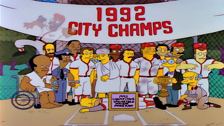 Homer, Mr. Burns, Smithers, Lenny, and a bunch of professional baseball players posing for a photo in The Simpsons