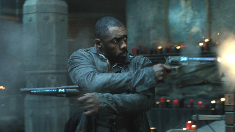 Roland Deschain wielding two guns in "The Dark Tower" (2017)