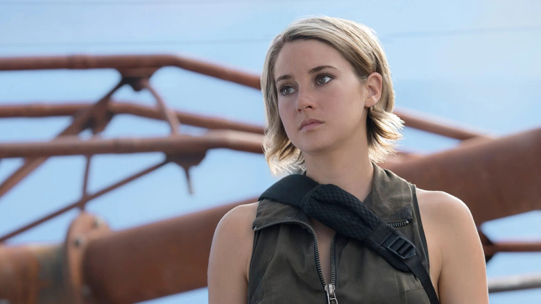 Beatrice looking to the horizon in "The Divergent Series: Insurgent" (2015)