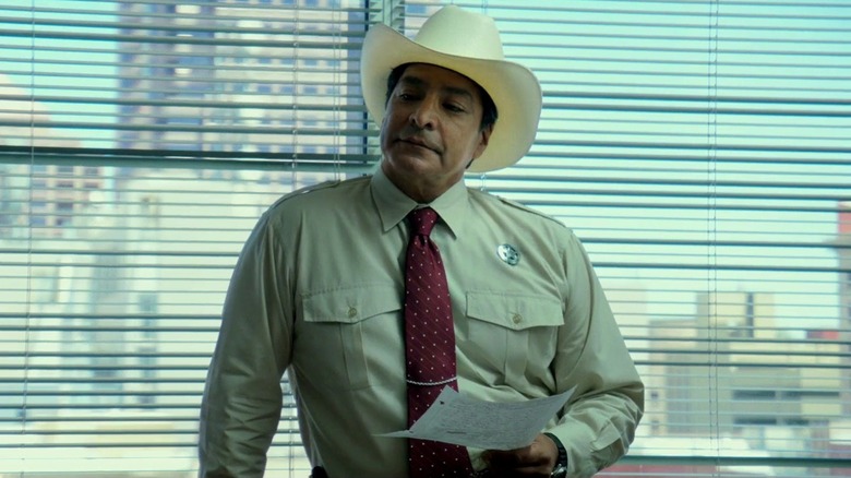 Alberto Parker examining the facts of the case in Hell or High Water (2016)
