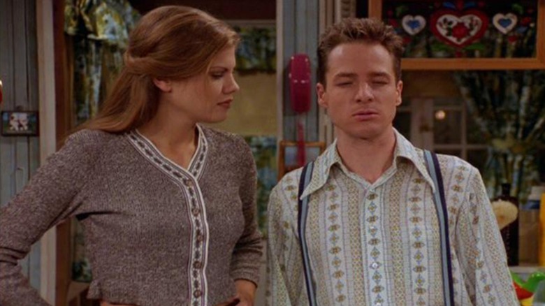 Sally stares at Harry in "3rd Rock from the Sun"